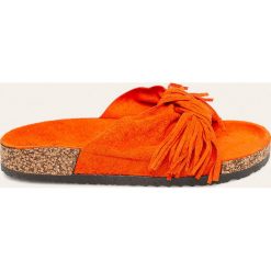Answear - Klapki Anesia. Pomarańczowe klapki damskie ANSWEAR, bez wzorów, z materiału, bez obcasa, na obcasie. Za 99,90 zł.