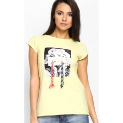 Żółty T-shirt Used Famous. Żółte bluzki damskie marki Born2be, s, z nadrukiem, z okrągłym kołnierzem. Za 49,99 zł.
