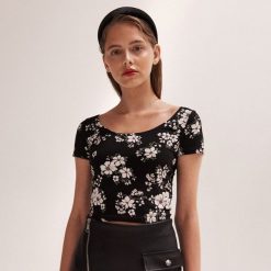 Dopasowany t-shirt w kwiaty - Wielobarwny. T-shirty damskie Sinsay, s, w kwiaty, bez kołnierzyka. Za 19,99 zł.