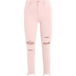 Abercrombie & Fitch Jeans Skinny Fit light pink. Czerwone jeansy damskie relaxed fit marki Abercrombie & Fitch. Za 409,00 zł.