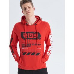 Koszulka z długim rękawem kolekcja We are everywhere - Czerwony. Czerwone koszulki męskie marki Cropp, s, bez wzorów, bez kołnierzyka, z długim rękawem, długie. Za 99,99 zł.