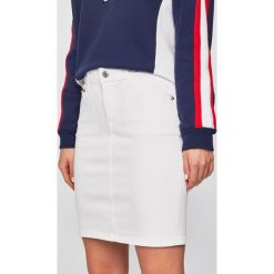 Tommy Jeans - Spódnica. Białe spódniczki damskie s, z elastanu, casualowe, mini, ołówkowe. W wyprzedaży za 219,90 zł.