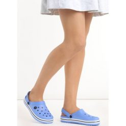 Niebieskie Klapki Schnappi. Niebieskie crocsy damskie Born2be, w paski, z kauczuku, na płaskiej podeszwie. Za 29,99 zł.