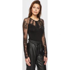 Guess Jeans - Bluzka. Czarne bluzki damskie Guess Jeans, na co dzień, s, z aplikacjami, z elastanu, casualowe, z okrągłym kołnierzem, bez rękawów. Za 369,90 zł.