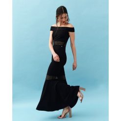 SUKIENKA DAMSKA GŁADKA. Czarne sukienki damskie Top Secret, na imprezę, na lato, bez wzorów, eleganckie, bez kołnierzyka, bez rękawów, maxi, dopasowane. Za 199,99 zł.