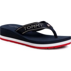 Japonki TOMMY HILFIGER - Metallic Mid Wedge Beach Sandal FW0FW04791 Red 0KP. Niebieskie klapki damskie TOMMY HILFIGER, bez wzorów, z tworzywa sztucznego, bez obcasa, na obcasie. W wyprzedaży za 129,00 zł.