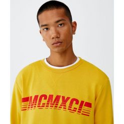 Bluza z literami. Brązowe bluzy męskie Pull&Bear, m, bez wzorów, bez kołnierzyka, bez rękawów, bez kaptura. Za 59,90 zł.