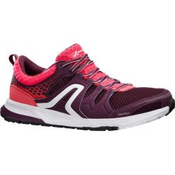 Buty damskie do chodu sportowego PW 240 w kolorze fioletowo-różowym. Różowe buty sportowe damskie NEWFEEL, bez wzorów, z poliesteru, sportowe, trekkingowe. Za 119,99 zł.