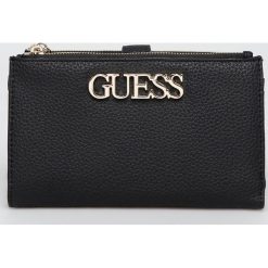 Guess Jeans - Portfel. Czarne torebki klasyczne damskie Guess Jeans, z aplikacjami, z poliesteru, casualowe, małe, bez dodatków. W wyprzedaży za 219,90 zł.