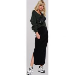 Ciemnozielony Sweter Thornhill. Zielone swetry damskie Renee, m, bez wzorów, casualowe, z krótkim rękawem, długie, bez kaptura. Za 119,99 zł.