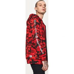Bejsbolówki męskie: Bluza z napisami na rękawach - Czerwony
