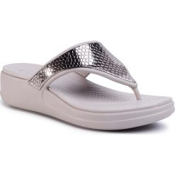 Japonki CROCS - Crocs Monterey Metllc Wdg Fp W 206303 Silver/Platinum. Szare klapki damskie Crocs, bez wzorów, z tworzywa sztucznego, bez obcasa, na obcasie. Za 199,00 zł.