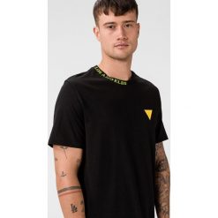 Guess Koszulka Czarny. Czarne podkoszulki męskie Guess, xxl, z haftami, z bawełny, bez kołnierzyka, z krótkim rękawem, krótkie. Za 176,95 zł.