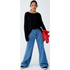 Sweter wykonany kwadratowym ściegiem. Czarne swetry klasyczne damskie marki Pull&Bear, z kwadratowym dekoltem. Za 69,90 zł.