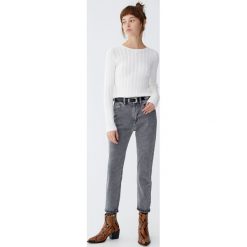 Jeansy mom fit basic. Szare jeansy damskie relaxed fit marki Pull&Bear. Za 79,90 zł.