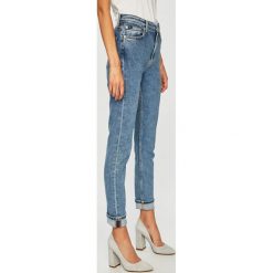 Calvin Klein Jeans - Jeansy CKJ 020. Niebieskie jeansy damskie Calvin Klein Jeans, z podwyższonym stanem. W wyprzedaży za 339,90 zł.