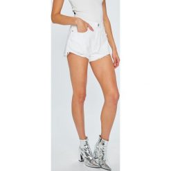 Miss Sixty - Szorty. Białe szorty damskie Miss Sixty, bez wzorów, z bawełny, casualowe, z podwyższonym stanem. W wyprzedaży za 219,90 zł.