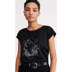 T-shirt z nadrukiem - Czarny. Czarne t-shirty damskie Reserved, xl, z nadrukiem, bez kołnierzyka. Za 49,99 zł.