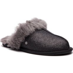 Kapcie UGG - Scuffette II Sparkle 1100177 W/Blk. Czarne klapki damskie marki Ugg, bez wzorów, z wełny, bez obcasa. W wyprzedaży za 339,00 zł.