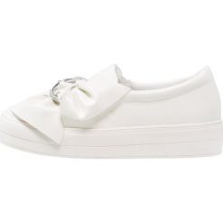 Lost Ink NATASHA BUCKLE BOW SLIP ON Półbuty wsuwane white. Białe trampki i tenisówki damskie marki Lost Ink, ze skóry ekologicznej. W wyprzedaży za 132,30 zł.