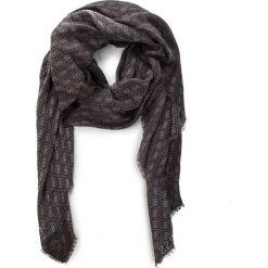 Szal GUESS - AW7952 POL03 COA. Szare szaliki damskie marki Guess, z aplikacjami, z materiału. Za 169,00 zł.