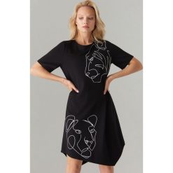 Sukienka oversize z linearnym wzorem - Czarny. Czarne sukienki damskie Mohito, s, bez wzorów, bez kołnierzyka, bez rękawów, oversize. Za 99,99 zł.