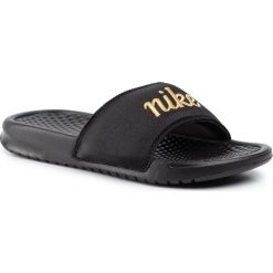 Klapki NIKE - Benassi Jdi Txt Se AV0718 004 Black/Metallic Gold/Black. Czarne klapki damskie Nike, bez wzorów, z tworzywa sztucznego, bez obcasa. Za 209,00 zł.