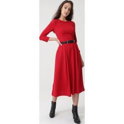 Czerwona Sukienka Portobello. Czerwone sukienki damskie Born2be, na co dzień, s, bez wzorów, eleganckie, z okrągłym kołnierzem, bez rękawów, midi, rozkloszowane. Za 99,99 zł.