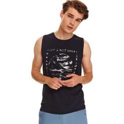 T-shirt bez rękawów z nadrukiem. Niebieskie t-shirty męskie Top Secret, na lato, xxl, z nadrukiem, klasyczne, z klasycznym kołnierzykiem. Za 29,99 zł.
