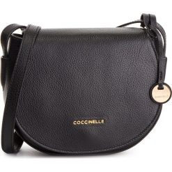 Torebka COCCINELLE - DF8 Clementine Soft E1 DF8 15 02 01 Noir 001. Czarne listonoszki damskie Coccinelle, z aplikacjami, ze skóry, zdobione. W wyprzedaży za 539,00 zł.