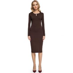 NELIA Sukienka z modelującymi cięciami i opuszczonym ramieniem - brązowa. Pomarańczowe sukienki damskie Stylove, s, bez wzorów, z dzianiny, bez kołnierzyka, bez rękawów, ołówkowe. Za 169,00 zł.
