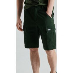Krótkie spodenki cargo - Khaki. Brązowe spodenki i szorty męskie Cropp, m, bez wzorów, krótkie. Za 95,99 zł.