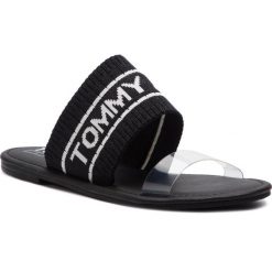 Klapki TOMMY JEANS - Knit Tommy Jeans Flat Sandal EN0EN00533 Black 990. Czarne klapki damskie Tommy Jeans, bez wzorów, z jeansu, bez obcasa. W wyprzedaży za 199,00 zł.