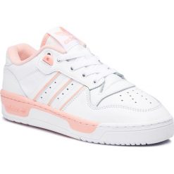Buty adidas - Rivalry Low W EE5933 Ftwwht/Ftwwht/Glopnk. Białe buty sportowe damskie Adidas, bez wzorów, ze skóry, sportowe. W wyprzedaży za 239,00 zł.