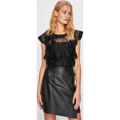 Guess Jeans - Top Zoye. Czarne topy damskie marki Guess Jeans, s, z aplikacjami, z wiskozy, z okrągłym kołnierzem. Za 369,90 zł.