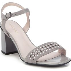 Buty damskie. Szare klapki damskie Wittchen, z aplikacjami, ze skóry, bez obcasa, na słupku. W wyprzedaży za 179,90 zł.