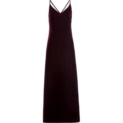 IVY & OAK CROSS STRAPS Długa sukienka merlot. Czerwone sukienki damskie marki IVY & OAK, bez wzorów, z jedwabiu, bez kołnierzyka, z długim rękawem, długie, maxi. W wyprzedaży za 395,45 zł.