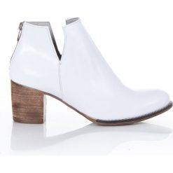 Botki do kostki - skóra naturalna - model 501 - kolor biały. Białe botki damskie Zapato, na lato, z jeansu, klasyczne, przed kostkę, bez obcasa, na obcasie, bez zapięcia. Za 399,00 zł.