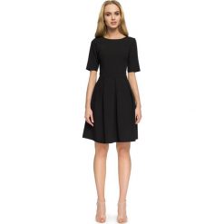 TALLIS Sukienka z kontrafałdą - czarna. Czarne sukienki damskie Stylove, s, w paski, z tkaniny, bez kołnierzyka, bez rękawów, rozkloszowane. Za 159,00 zł.