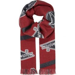 McQ Alexander McQueen BRANDING SCARF Szal riot red. Czerwone szaliki damskie marki McQ Alexander McQueen, bez wzorów, z wełny. Za 969,00 zł.