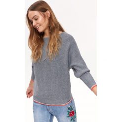 SWETER KIMONOWY. Szare swetry damskie Top Secret, na lato, bez wzorów, z dzianiny, bez rękawów, bez kaptura. W wyprzedaży za 99,99 zł.