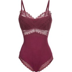Body bonprix jeżynowo-czerwony. Różowe body damskie marki bonprix, w koronkowe wzory, z koronki. Za 79,99 zł.