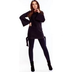 Plisowana tunika z ozdobnym wiązaniem czarny. Czarne tuniki damskie N/A, xl, bez wzorów, z elastanu, bez kołnierzyka, bez rękawów. Za 196,95 zł.