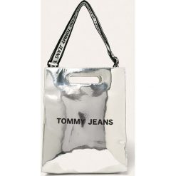 Tommy Jeans - Torebka. Szare torby damskie na zakupy Tommy Jeans, w paski, z jeansu, na ramię, duże, z nadrukiem, bez dodatków. Za 429,90 zł.