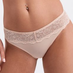 Brazyliany WiFi. Różowe majtki damskie NIKOL DJUMON, w koronkowe wzory, z bawełny. Za 40,99 zł.