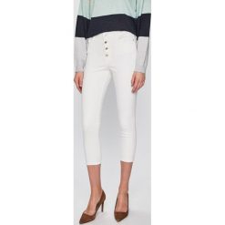 Guess Jeans - Jeansy 1981. Białe jeansy damskie Guess Jeans, z podwyższonym stanem. W wyprzedaży za 239,90 zł.
