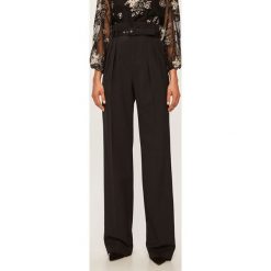 Red Valentino - Spodnie. Czarne spodnie damskie Red Valentino, z elastanu, z podwyższonym stanem. W wyprzedaży za 1449,00 zł.