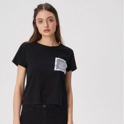 T-shirt z holograficzną aplikacją - Czarny. Czarne t-shirty damskie marki Sinsay, s, z aplikacjami, bez kołnierzyka. Za 19,99 zł.