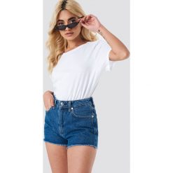 MANGO Szorty jeansowe z postrzępionymi nogawkami - Blue. Niebieskie bermudy damskie Mango, z jeansu. W wyprzedaży za 85,37 zł.