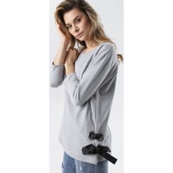 Ciemnoszara Bluzka Savatiax. Szare bluzki damskie Born2be, s, bez wzorów, bez kołnierzyka, bez rękawów. W wyprzedaży za 84,99 zł.